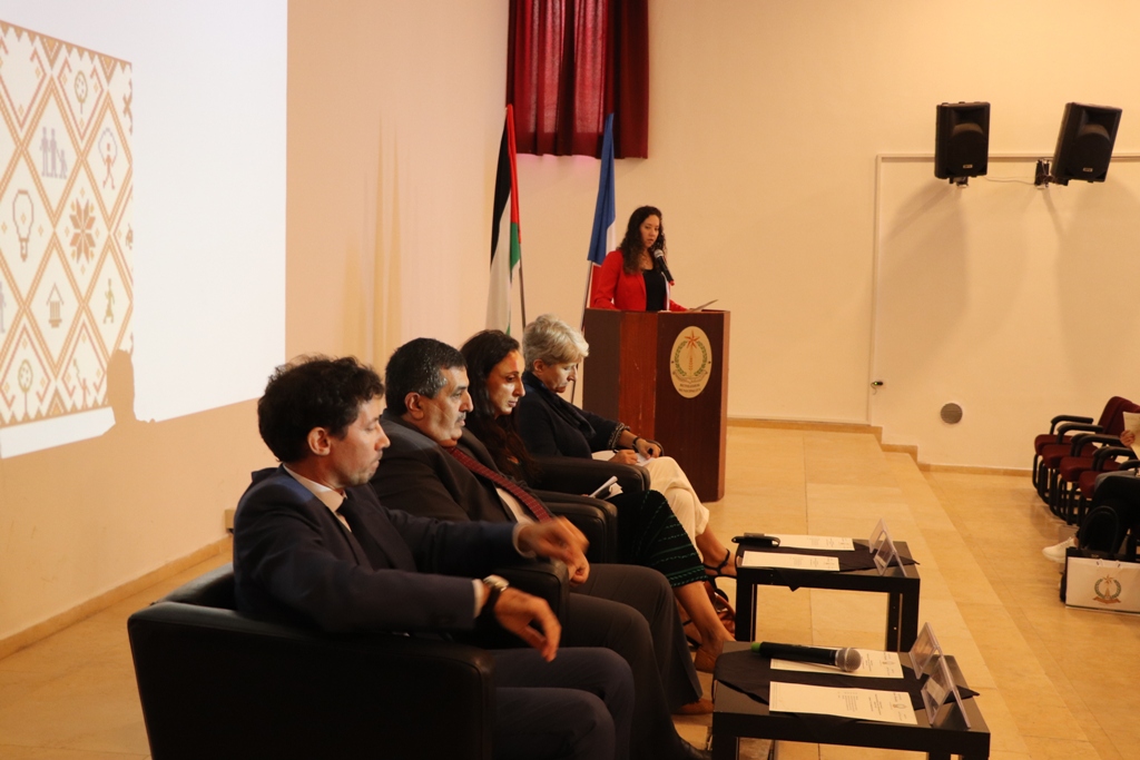 في إطار إتفاقية التعاون بين بلديتي بيت لحم وباريس ورشة عمل تحت عنوان (ساحة المهد) في مركز السلام