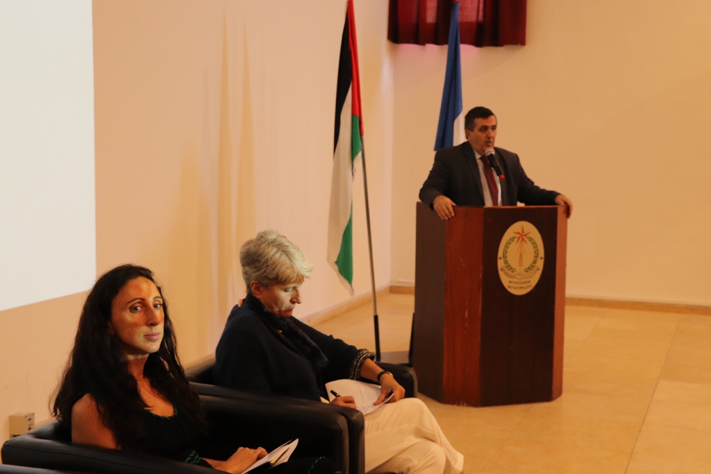 في إطار إتفاقية التعاون بين بلديتي بيت لحم وباريس ورشة عمل تحت عنوان (ساحة المهد) في مركز السلام