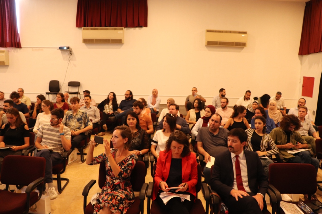 في إطار إتفاقية التعاون بين بلديتي بيت لحم وباريس ورشة عمل تحت عنوان (ساحة المهد) في مركز السلام