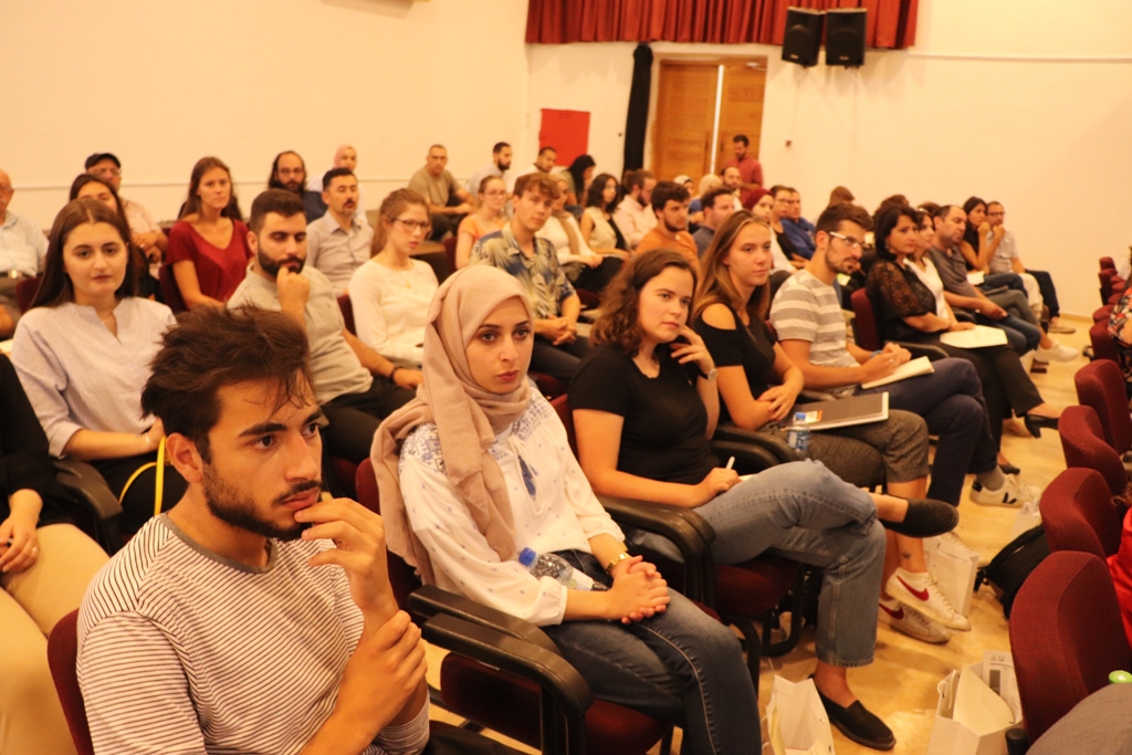 في إطار إتفاقية التعاون بين بلديتي بيت لحم وباريس ورشة عمل تحت عنوان (ساحة المهد) في مركز السلام