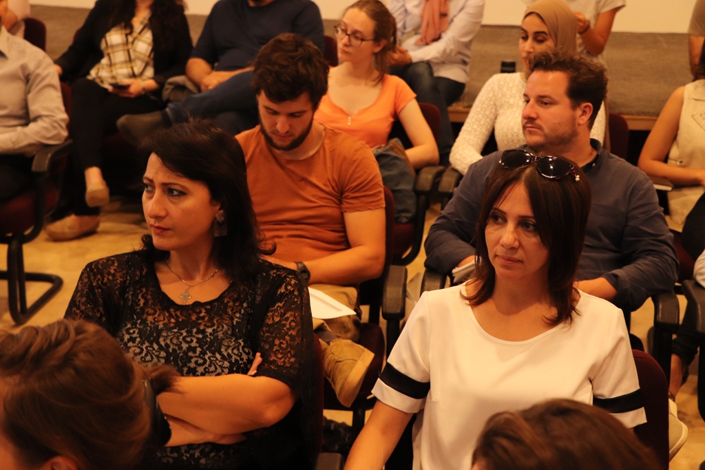 في إطار إتفاقية التعاون بين بلديتي بيت لحم وباريس ورشة عمل تحت عنوان (ساحة المهد) في مركز السلام