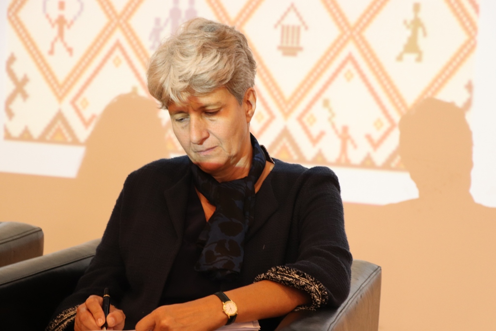 في إطار إتفاقية التعاون بين بلديتي بيت لحم وباريس ورشة عمل تحت عنوان (ساحة المهد) في مركز السلام