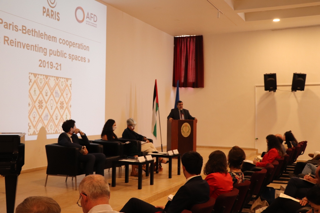 في إطار إتفاقية التعاون بين بلديتي بيت لحم وباريس ورشة عمل تحت عنوان (ساحة المهد) في مركز السلام