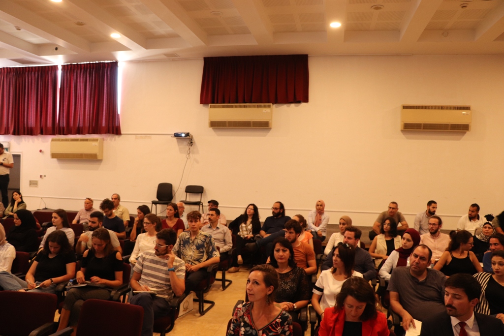 في إطار إتفاقية التعاون بين بلديتي بيت لحم وباريس ورشة عمل تحت عنوان (ساحة المهد) في مركز السلام