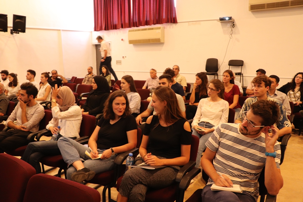 في إطار إتفاقية التعاون بين بلديتي بيت لحم وباريس ورشة عمل تحت عنوان (ساحة المهد) في مركز السلام