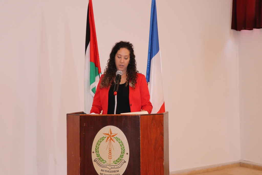 في إطار إتفاقية التعاون بين بلديتي بيت لحم وباريس ورشة عمل تحت عنوان (ساحة المهد) في مركز السلام