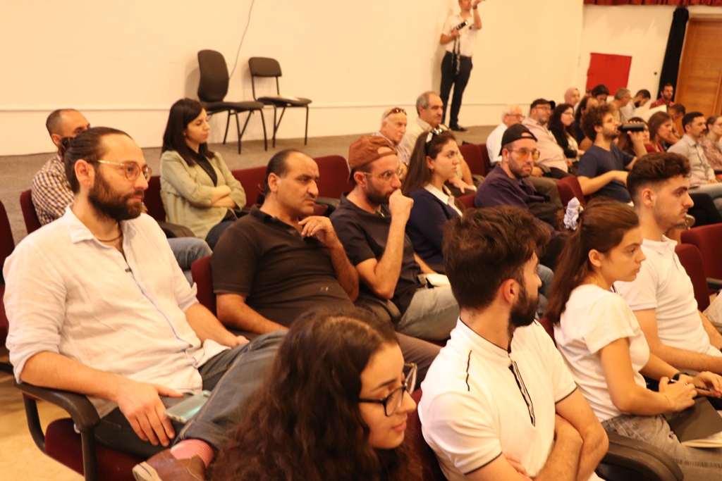 في إطار إتفاقية التعاون بين بلديتي بيت لحم وباريس ورشة عمل تحت عنوان (ساحة المهد) في مركز السلام