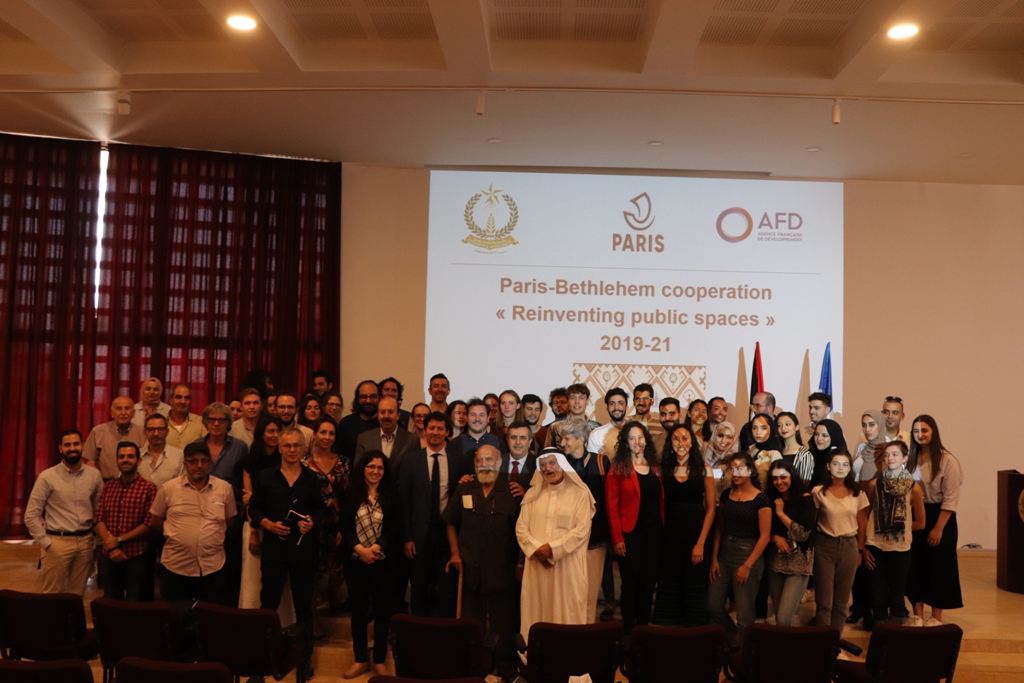 في إطار إتفاقية التعاون بين بلديتي بيت لحم وباريس ورشة عمل تحت عنوان (ساحة المهد) في مركز السلام