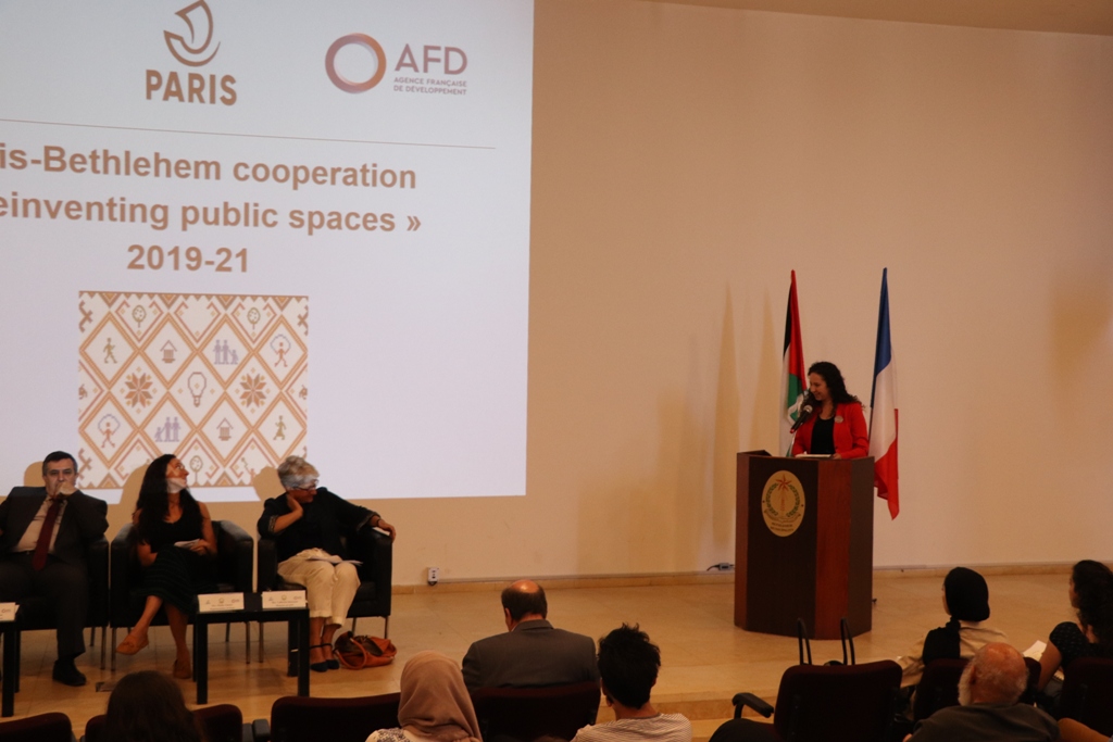في إطار إتفاقية التعاون بين بلديتي بيت لحم وباريس ورشة عمل تحت عنوان (ساحة المهد) في مركز السلام
