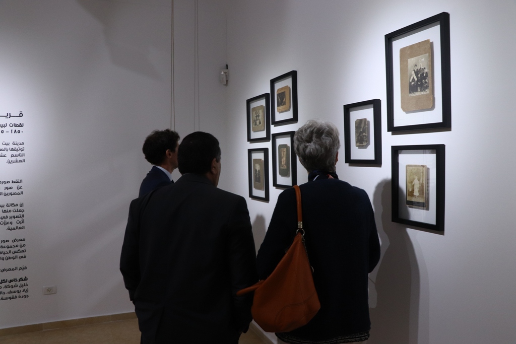 في إطار إتفاقية التعاون بين بلديتي بيت لحم وباريس ورشة عمل تحت عنوان (ساحة المهد) في مركز السلام