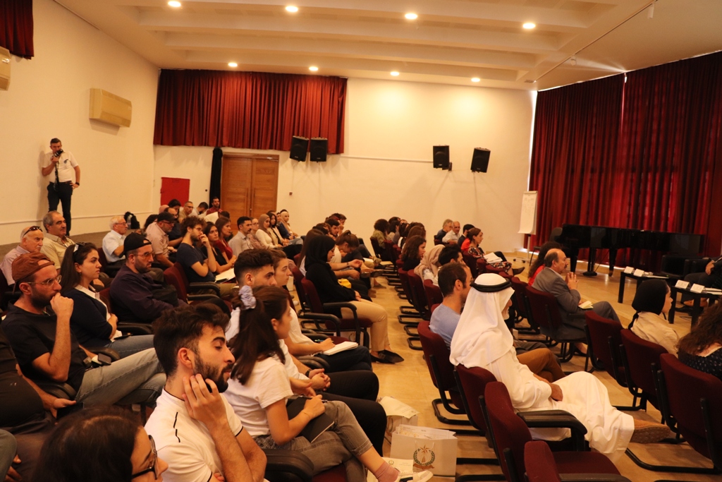 في إطار إتفاقية التعاون بين بلديتي بيت لحم وباريس ورشة عمل تحت عنوان (ساحة المهد) في مركز السلام