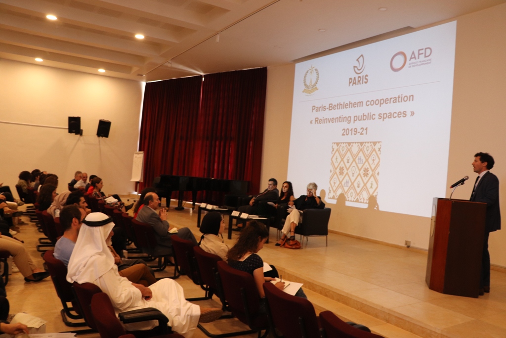 في إطار إتفاقية التعاون بين بلديتي بيت لحم وباريس ورشة عمل تحت عنوان (ساحة المهد) في مركز السلام