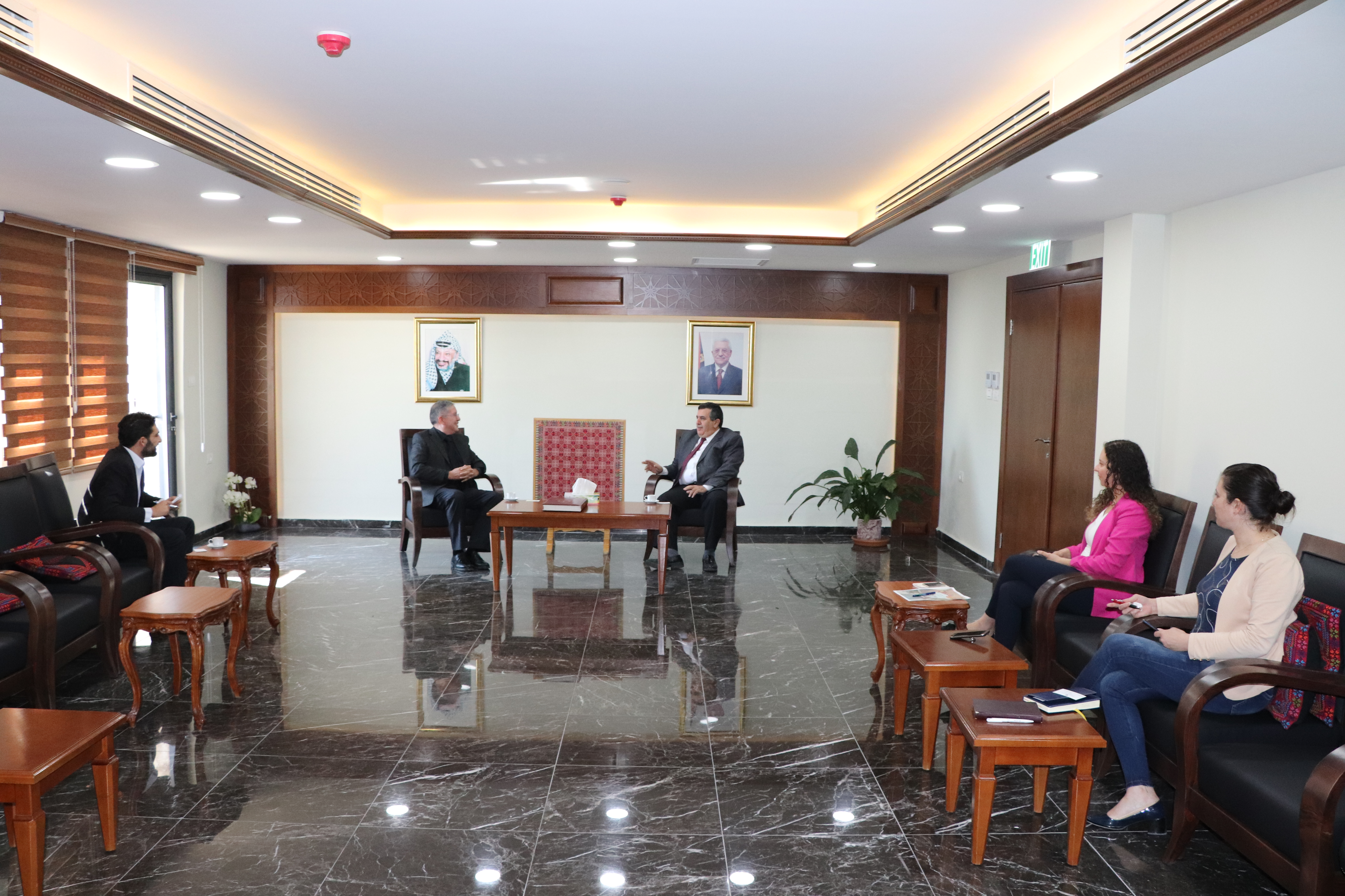 بهدف بحث التعاون المشترك لصالح بيت لحم 2020  رئيس بلدية بيت لحم يستقبل ممثل الاكوادور