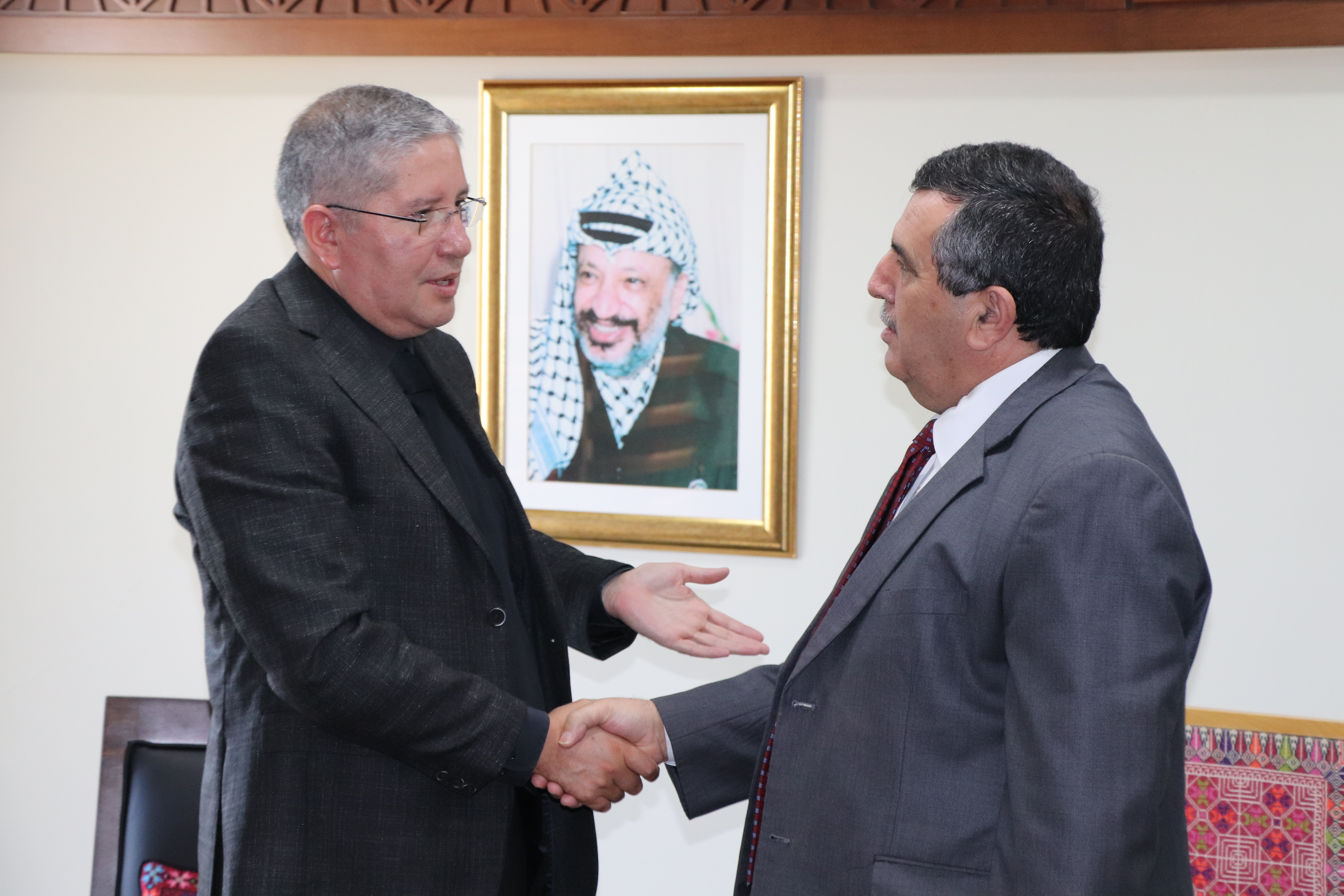 بهدف بحث التعاون المشترك لصالح بيت لحم 2020  رئيس بلدية بيت لحم يستقبل ممثل الاكوادور