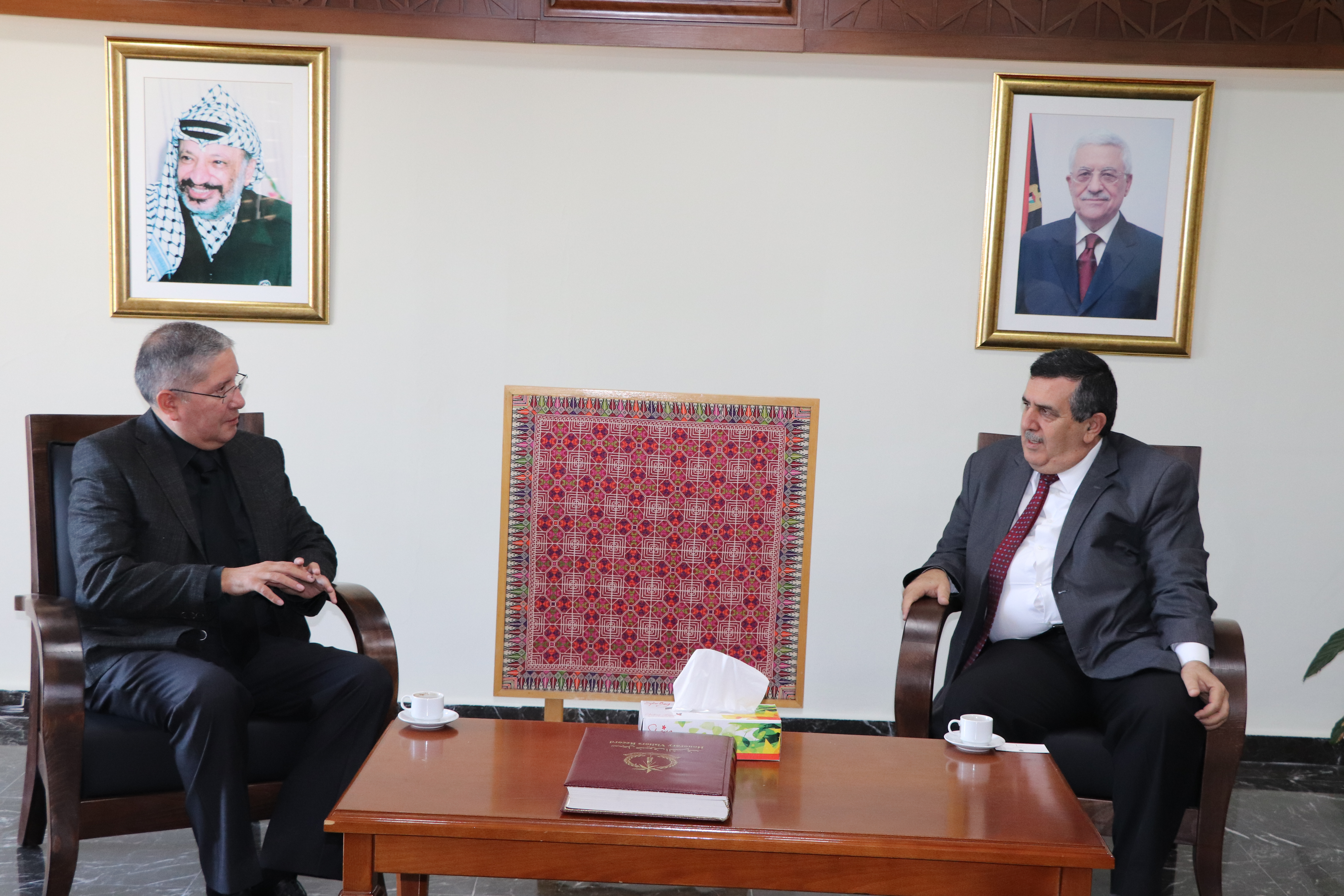 بهدف بحث التعاون المشترك لصالح بيت لحم 2020  رئيس بلدية بيت لحم يستقبل ممثل الاكوادور