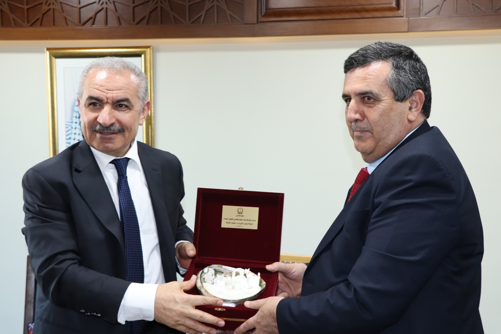 رئيس الوزراء في زيارة لبلدية بيت لحم ومناقشة لمواضيع هامة مع رئيس البلدية