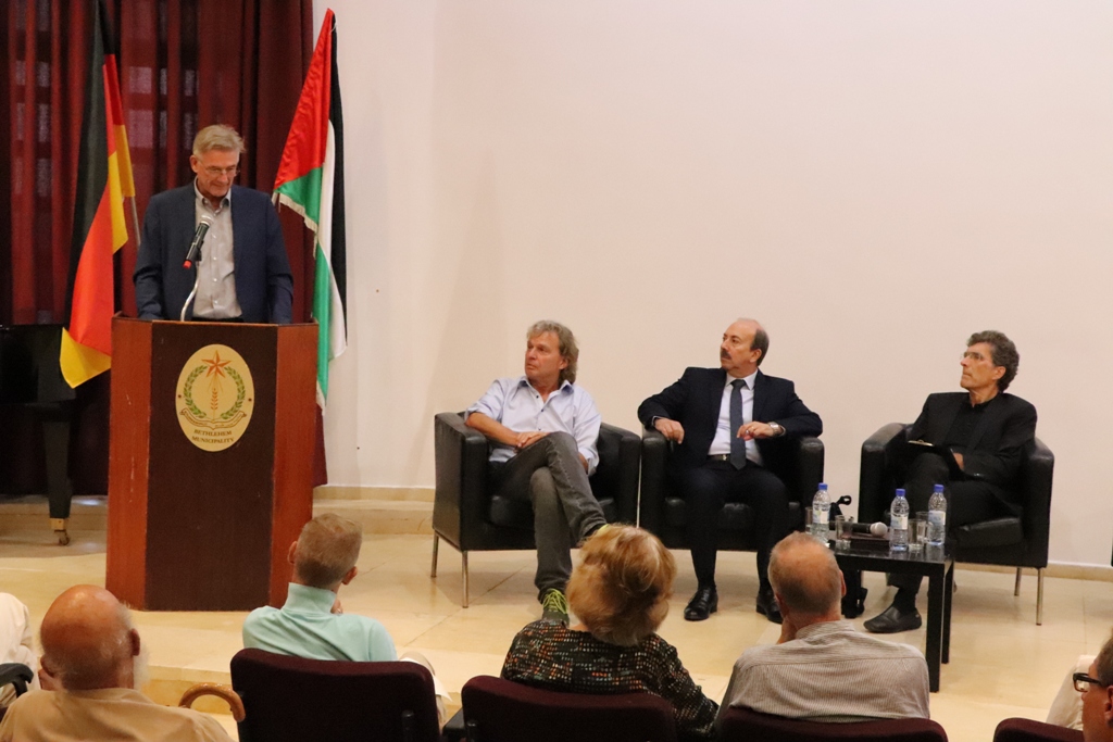 في إطار إتفاقية التوأمة بين بلديتي بيت لحم وكولونيا  توقيع إتفاقية للتبرع بعشر دراجات هوائية لمدينة بيت لحم