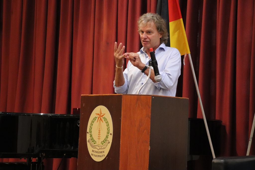 في إطار إتفاقية التوأمة بين بلديتي بيت لحم وكولونيا  توقيع إتفاقية للتبرع بعشر دراجات هوائية لمدينة بيت لحم