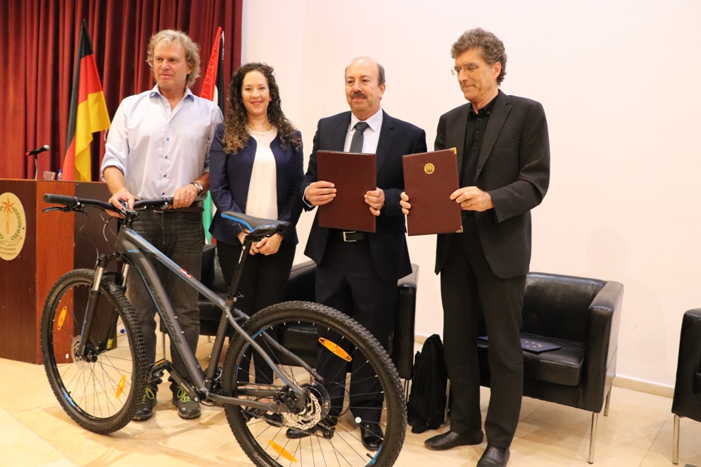 في إطار إتفاقية التوأمة بين بلديتي بيت لحم وكولونيا  توقيع إتفاقية للتبرع بعشر دراجات هوائية لمدينة بيت لحم