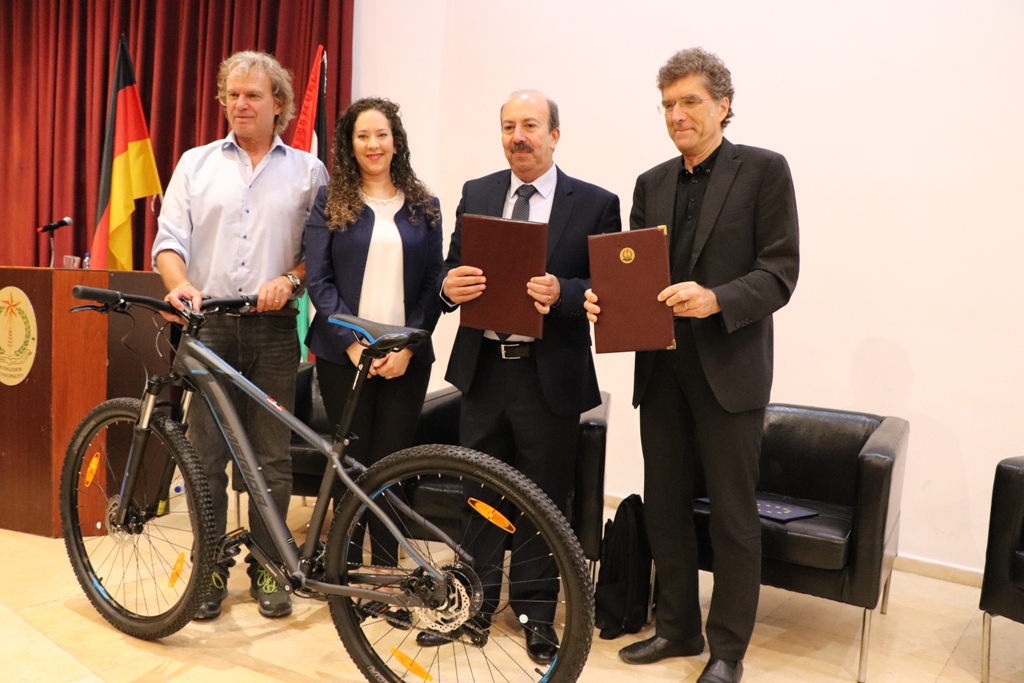 في إطار إتفاقية التوأمة بين بلديتي بيت لحم وكولونيا  توقيع إتفاقية للتبرع بعشر دراجات هوائية لمدينة بيت لحم