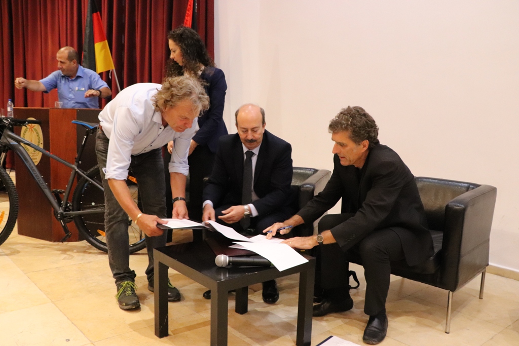 في إطار إتفاقية التوأمة بين بلديتي بيت لحم وكولونيا  توقيع إتفاقية للتبرع بعشر دراجات هوائية لمدينة بيت لحم