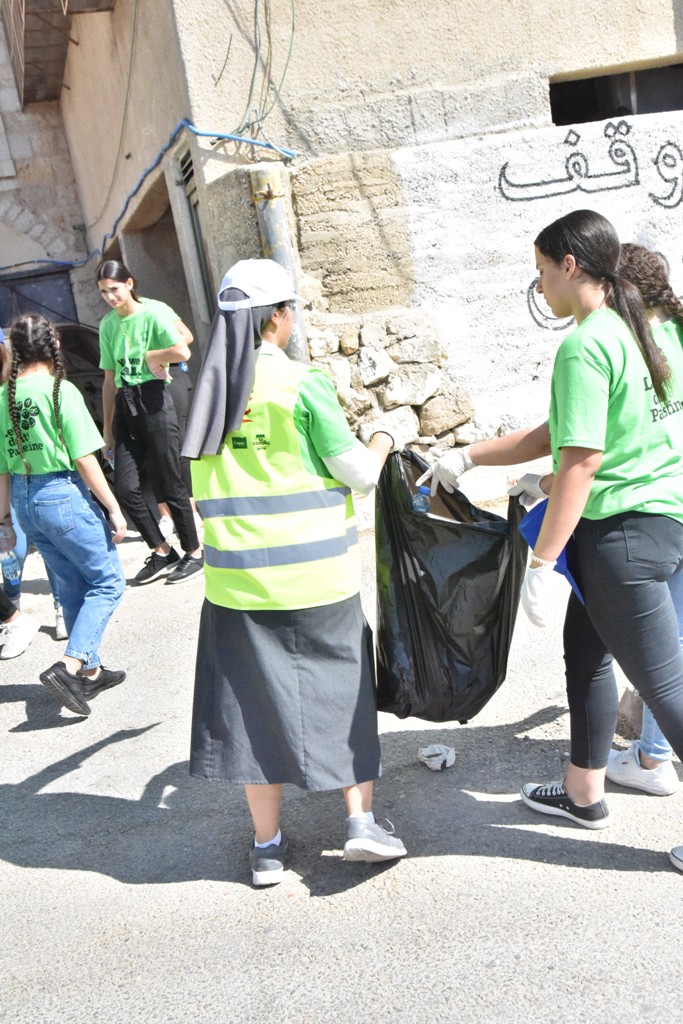 حملة اليوم العالمي للنظافة في محافظة بيت لحم تنطلق من ساحة المهد تحت شعار بيت لحم نظيفة وخضراء