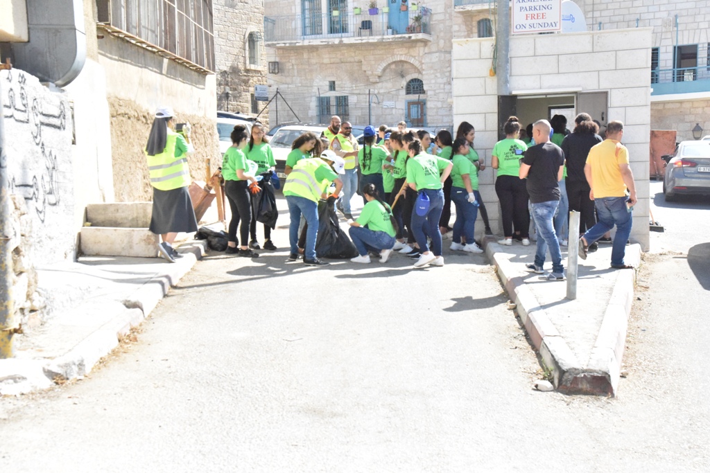 حملة اليوم العالمي للنظافة في محافظة بيت لحم تنطلق من ساحة المهد تحت شعار بيت لحم نظيفة وخضراء