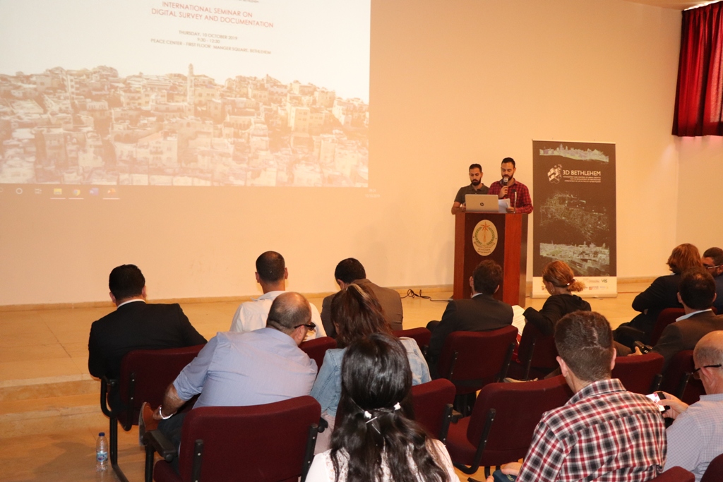 في إطار إتفاقية التوأمة بين بلديتي بيت لحم وبافيا الإيطالية ندوة تحت عنوان "بيت لحم ثلاثية الأبعاد" في مركز السلام/ بيت لحم