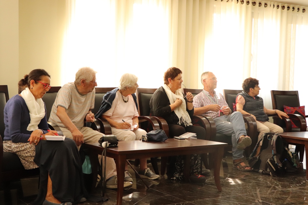 سلمان يستقبل وفداً فرنسياً من مدينة سانت هيربلين الفرنسية 