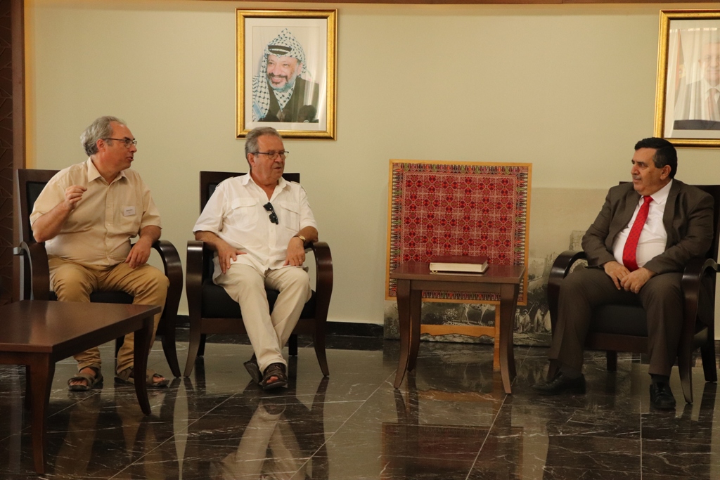 سلمان يستقبل وفداً فرنسياً من مدينة سانت هيربلين الفرنسية 