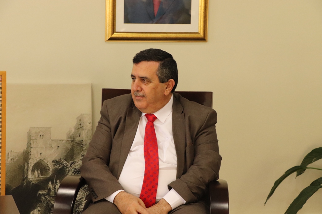 سلمان يستقبل وفداً فرنسياً من مدينة سانت هيربلين الفرنسية 