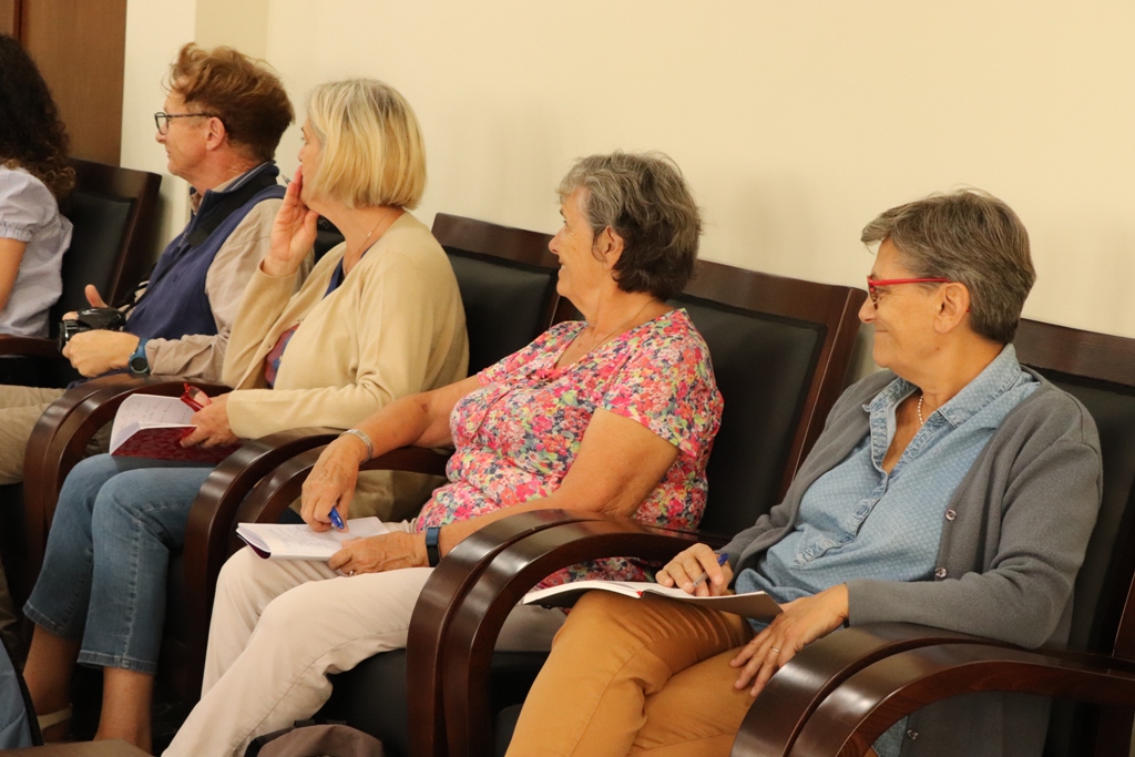 سلمان يستقبل وفداً فرنسياً من مدينة سانت هيربلين الفرنسية 