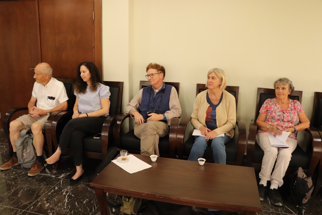 سلمان يستقبل وفداً فرنسياً من مدينة سانت هيربلين الفرنسية 