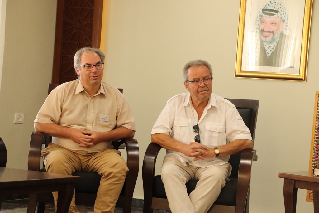 سلمان يستقبل وفداً فرنسياً من مدينة سانت هيربلين الفرنسية 