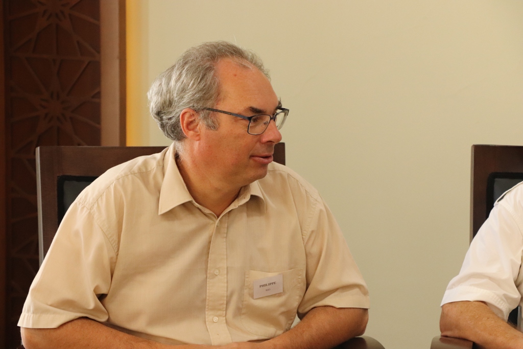 سلمان يستقبل وفداً فرنسياً من مدينة سانت هيربلين الفرنسية 