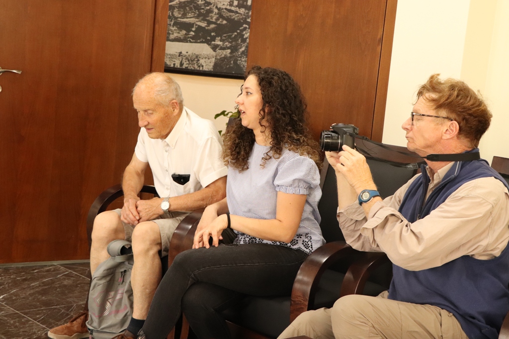 سلمان يستقبل وفداً فرنسياً من مدينة سانت هيربلين الفرنسية 