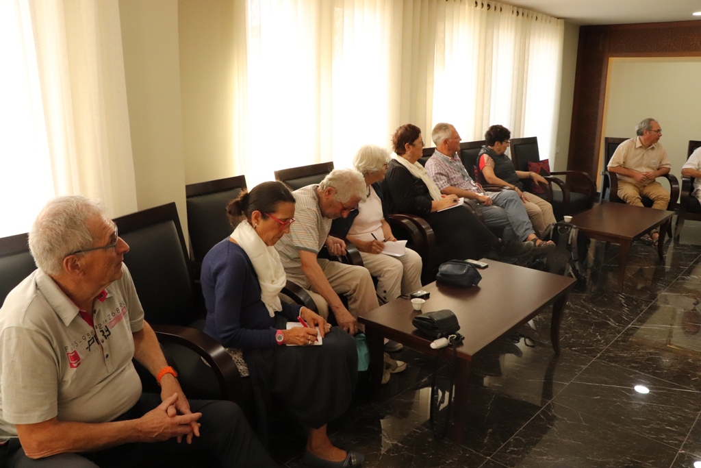 سلمان يستقبل وفداً فرنسياً من مدينة سانت هيربلين الفرنسية 