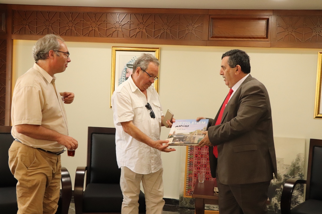 سلمان يستقبل وفداً فرنسياً من مدينة سانت هيربلين الفرنسية 