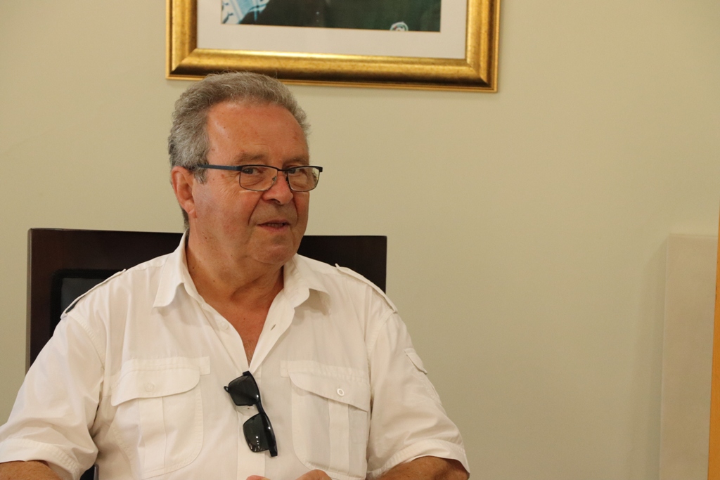 سلمان يستقبل وفداً فرنسياً من مدينة سانت هيربلين الفرنسية 