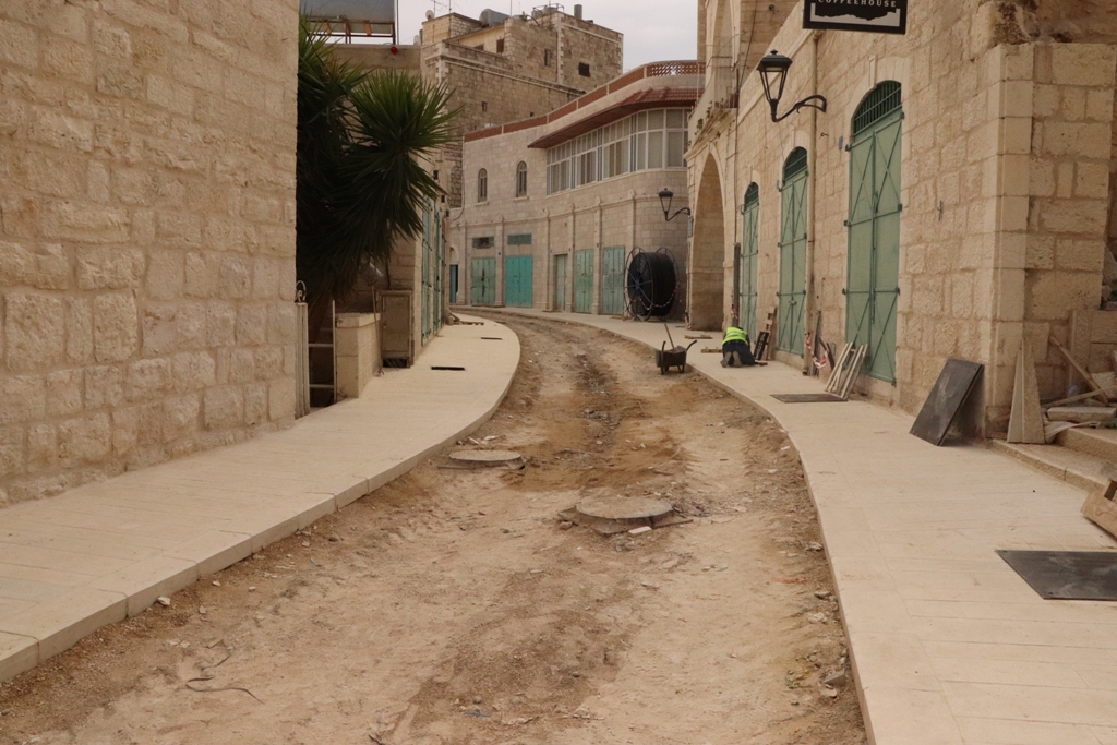 رئيس بلدية بيت لحم ونائب السفير الروسي في فلسطين يعرضان تفاصيل مشروع تأهيل شارع النجمة وتفرعاته على عدد من ممثلي المؤسسات الروسية الفلسطينية في فلسطين