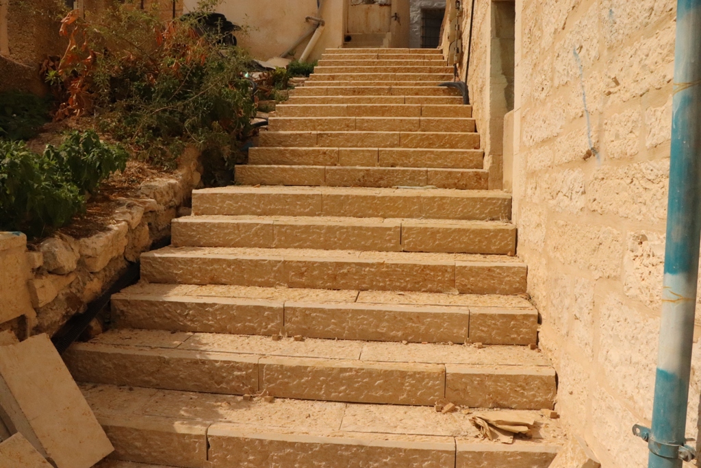 رئيس بلدية بيت لحم ونائب السفير الروسي في فلسطين يعرضان تفاصيل مشروع تأهيل شارع النجمة وتفرعاته على عدد من ممثلي المؤسسات الروسية الفلسطينية في فلسطين