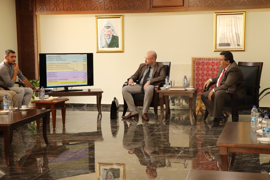 رئيس بلدية بيت لحم ونائب السفير الروسي في فلسطين يعرضان تفاصيل مشروع تأهيل شارع النجمة وتفرعاته على عدد من ممثلي المؤسسات الروسية الفلسطينية في فلسطين