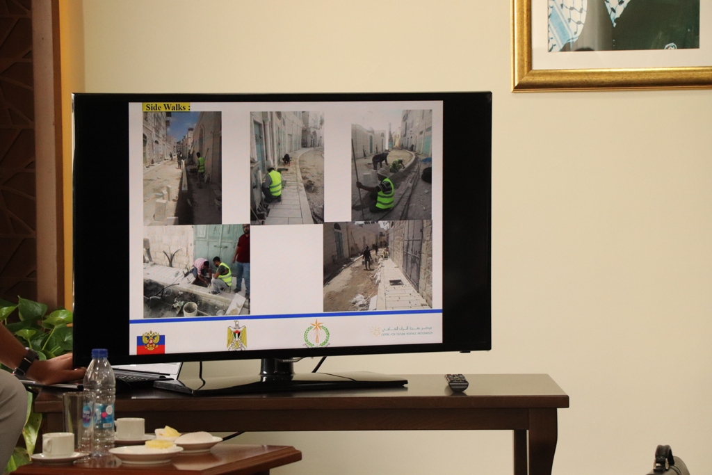 رئيس بلدية بيت لحم ونائب السفير الروسي في فلسطين يعرضان تفاصيل مشروع تأهيل شارع النجمة وتفرعاته على عدد من ممثلي المؤسسات الروسية الفلسطينية في فلسطين