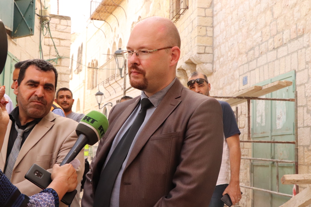 رئيس بلدية بيت لحم ونائب السفير الروسي في فلسطين يعرضان تفاصيل مشروع تأهيل شارع النجمة وتفرعاته على عدد من ممثلي المؤسسات الروسية الفلسطينية في فلسطين