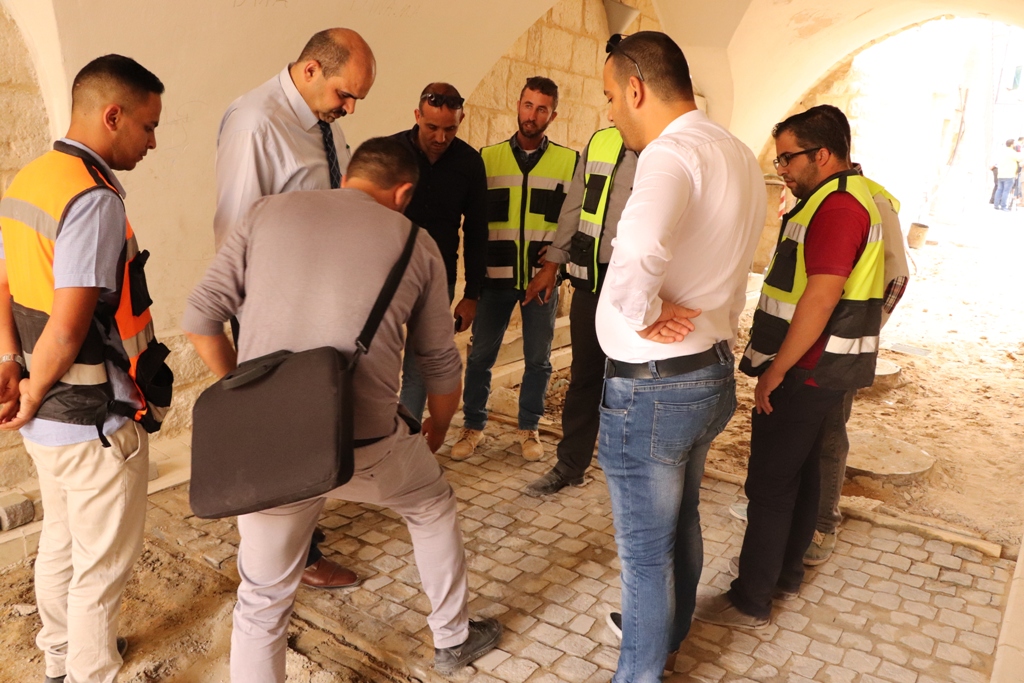 رئيس بلدية بيت لحم ونائب السفير الروسي في فلسطين يعرضان تفاصيل مشروع تأهيل شارع النجمة وتفرعاته على عدد من ممثلي المؤسسات الروسية الفلسطينية في فلسطين