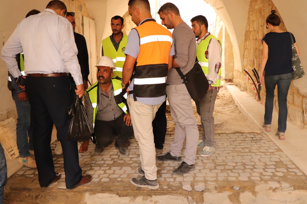 رئيس بلدية بيت لحم ونائب السفير الروسي في فلسطين يعرضان تفاصيل مشروع تأهيل شارع النجمة وتفرعاته على عدد من ممثلي المؤسسات الروسية الفلسطينية في فلسطين