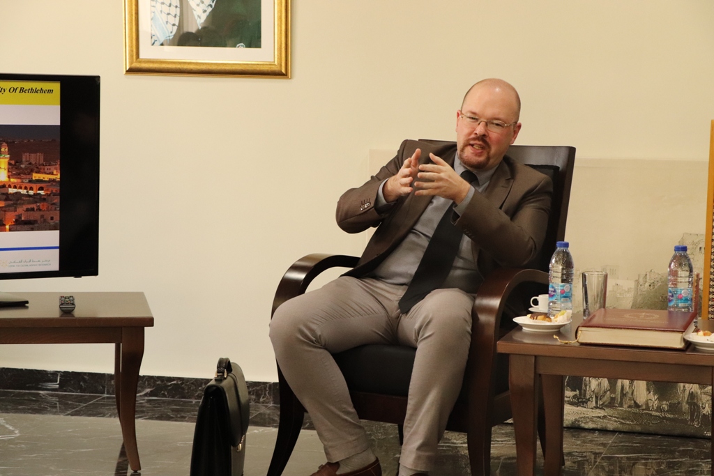 رئيس بلدية بيت لحم ونائب السفير الروسي في فلسطين يعرضان تفاصيل مشروع تأهيل شارع النجمة وتفرعاته على عدد من ممثلي المؤسسات الروسية الفلسطينية في فلسطين