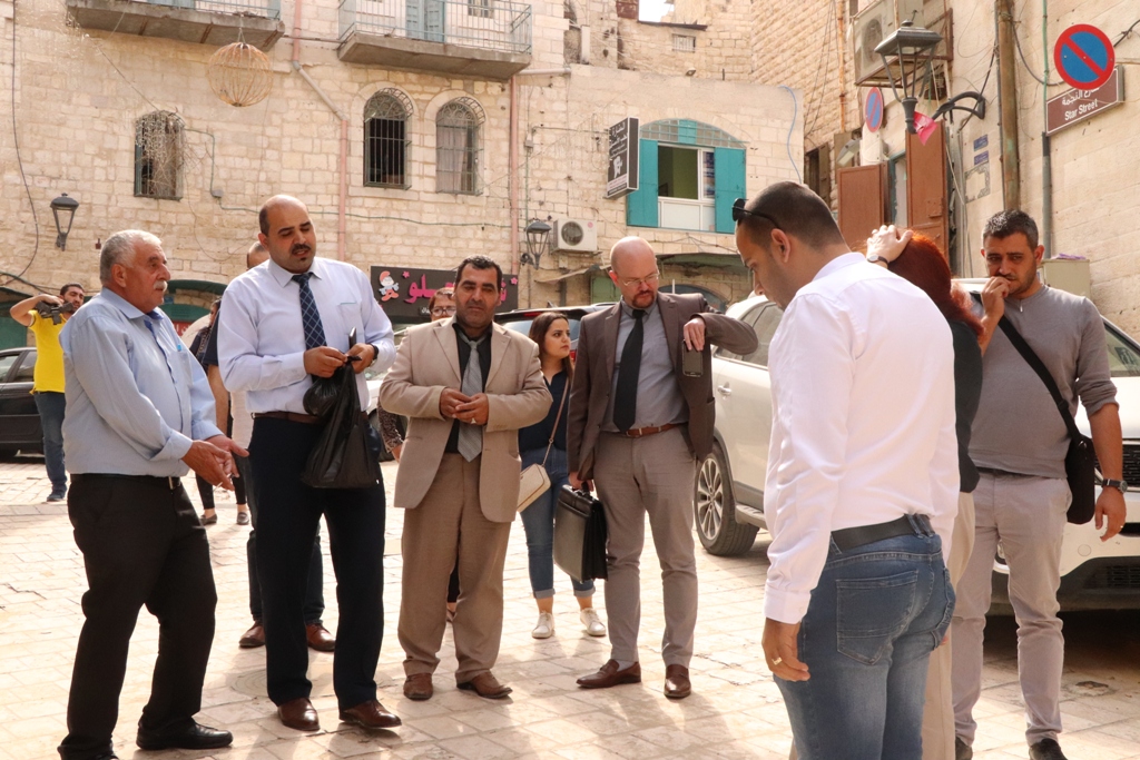 رئيس بلدية بيت لحم ونائب السفير الروسي في فلسطين يعرضان تفاصيل مشروع تأهيل شارع النجمة وتفرعاته على عدد من ممثلي المؤسسات الروسية الفلسطينية في فلسطين