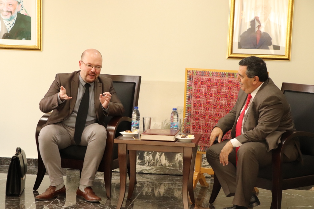 رئيس بلدية بيت لحم ونائب السفير الروسي في فلسطين يعرضان تفاصيل مشروع تأهيل شارع النجمة وتفرعاته على عدد من ممثلي المؤسسات الروسية الفلسطينية في فلسطين