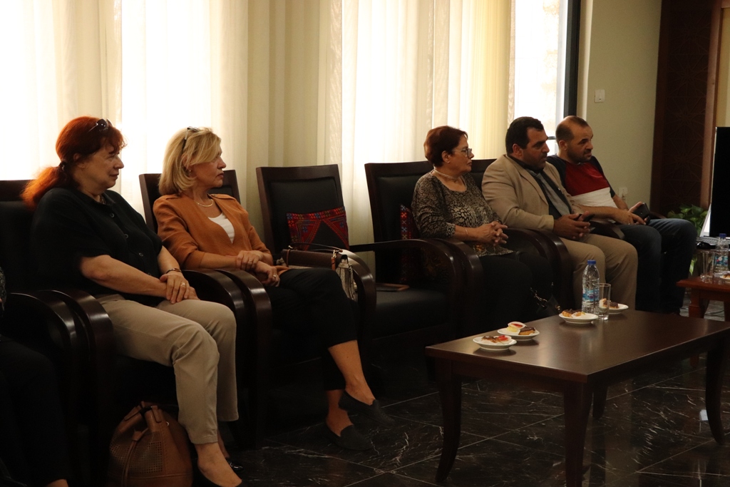 رئيس بلدية بيت لحم ونائب السفير الروسي في فلسطين يعرضان تفاصيل مشروع تأهيل شارع النجمة وتفرعاته على عدد من ممثلي المؤسسات الروسية الفلسطينية في فلسطين